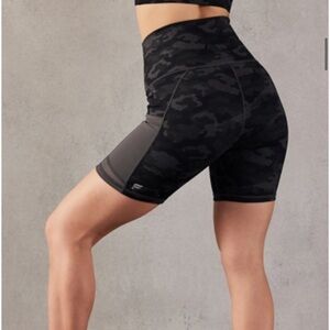 Fabletics On-The-Go PowerHold® High-Waisted 6'' Short